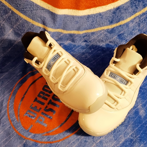 South Carolina Jordan 11 Size 9 (NEVER BEEN WORN BRAND NEW) - Picture 4 of 5